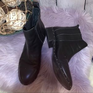 Steve Madden black leather ankle booties size 7